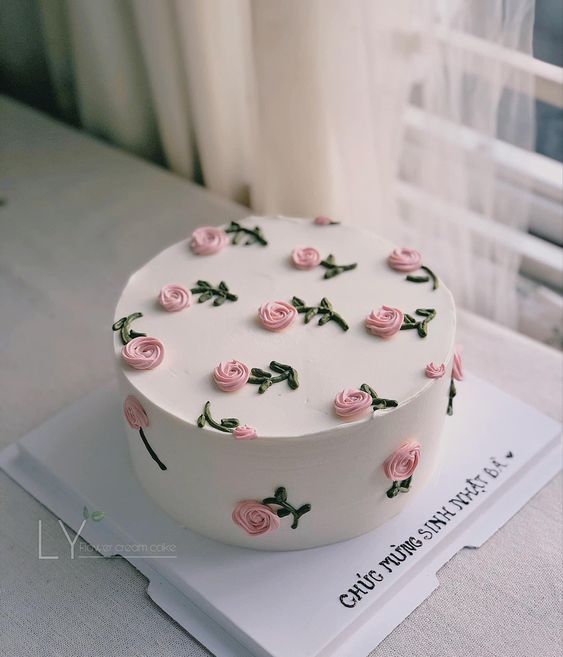 کیک تولد ساده با طرح گل رز